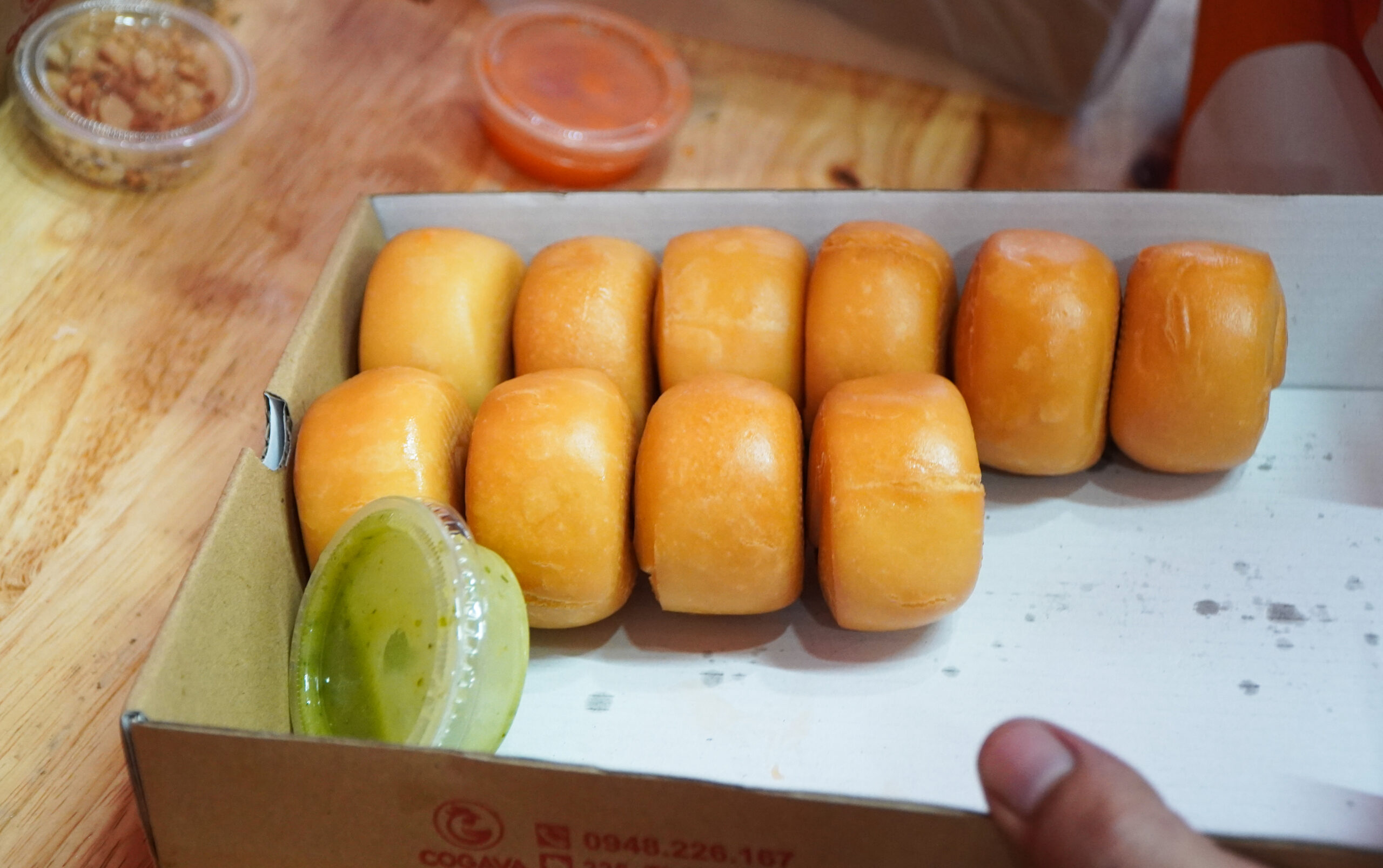 Bánh bao không nhân hoa hồng chiên bán cùng gà nướng