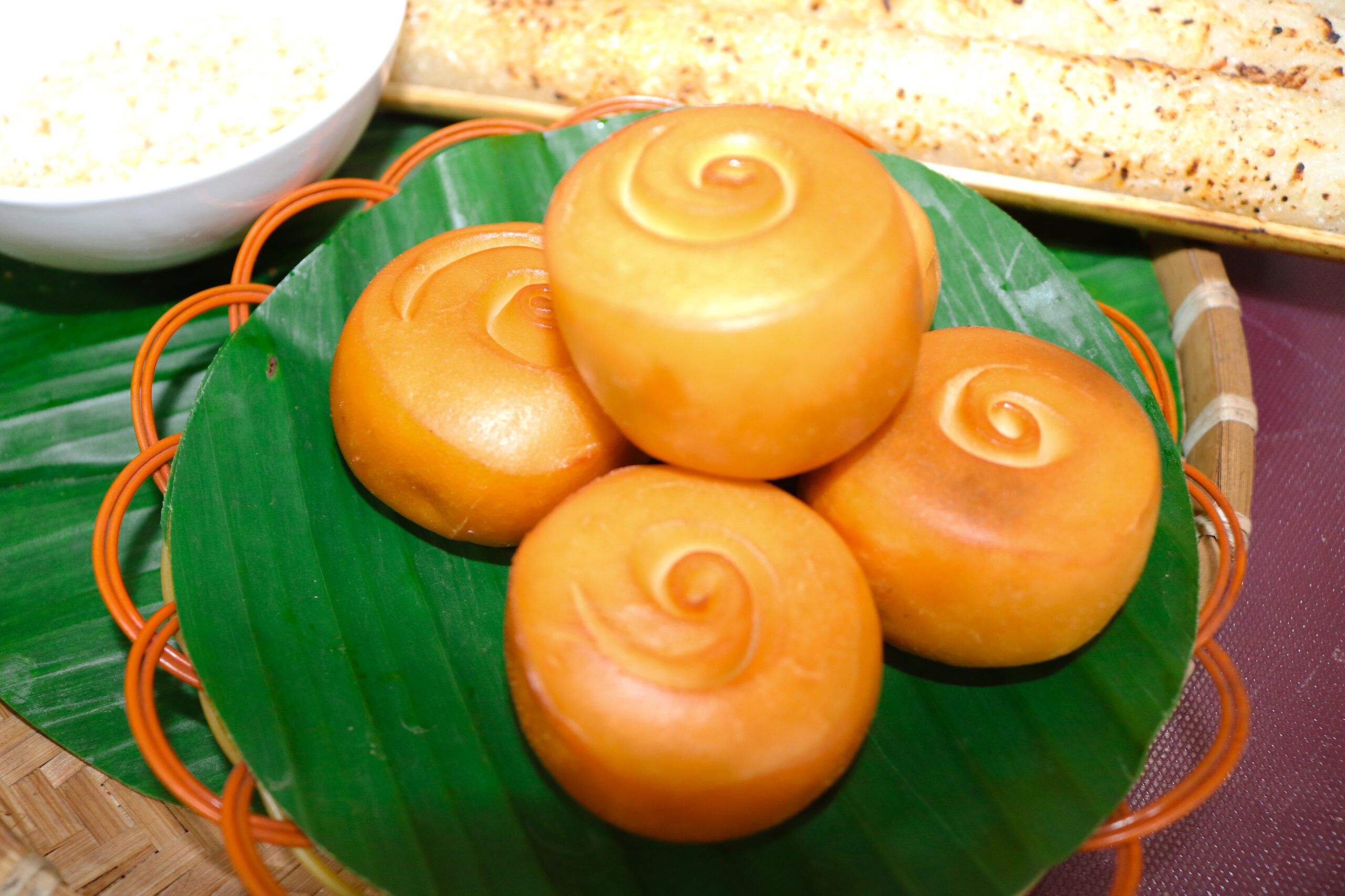 Bánh bao không nhân hoa hồng chiên nằm trên đĩa