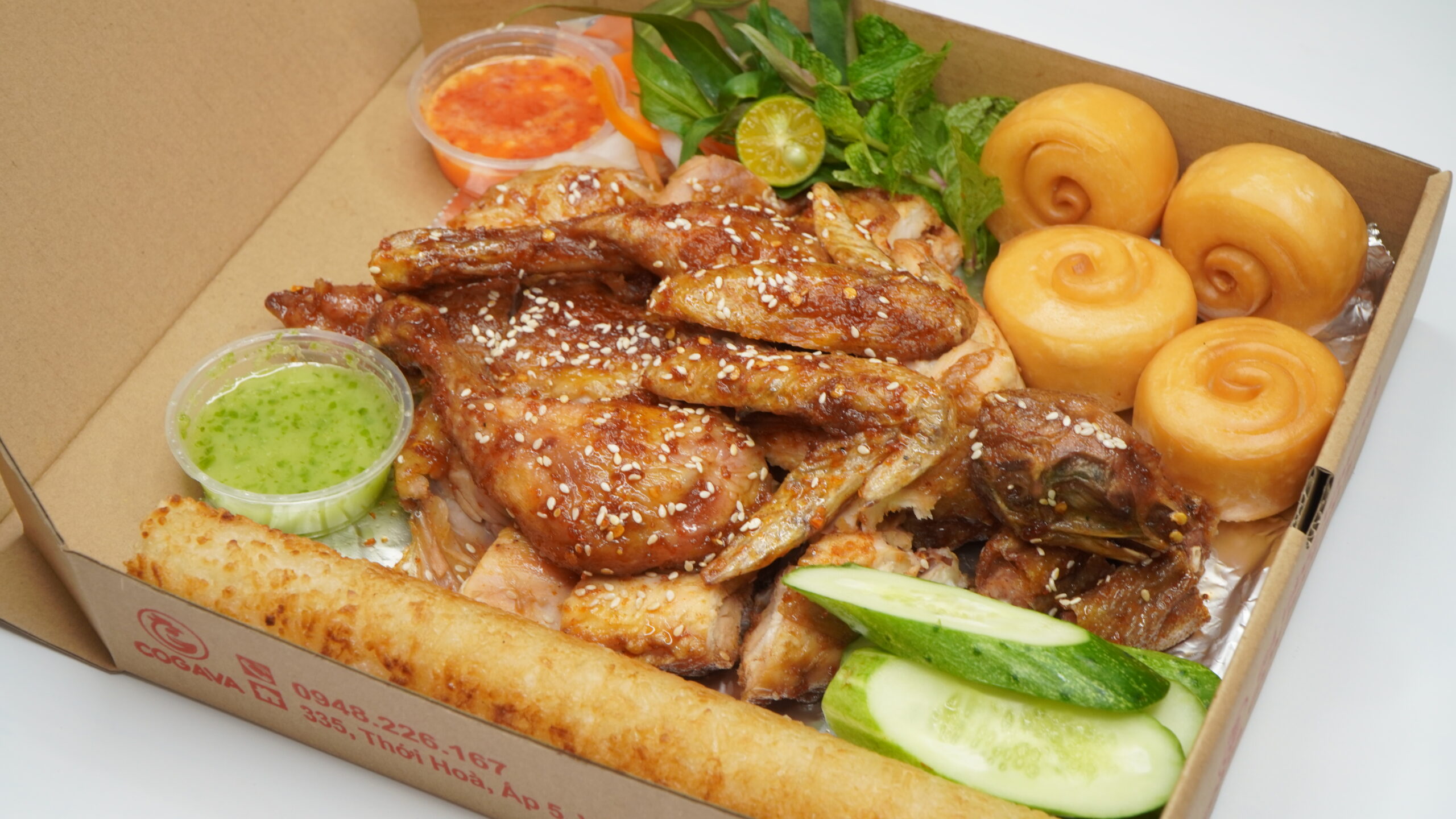 Cơm lam ăn kèm với gà nướng, thịt nướng