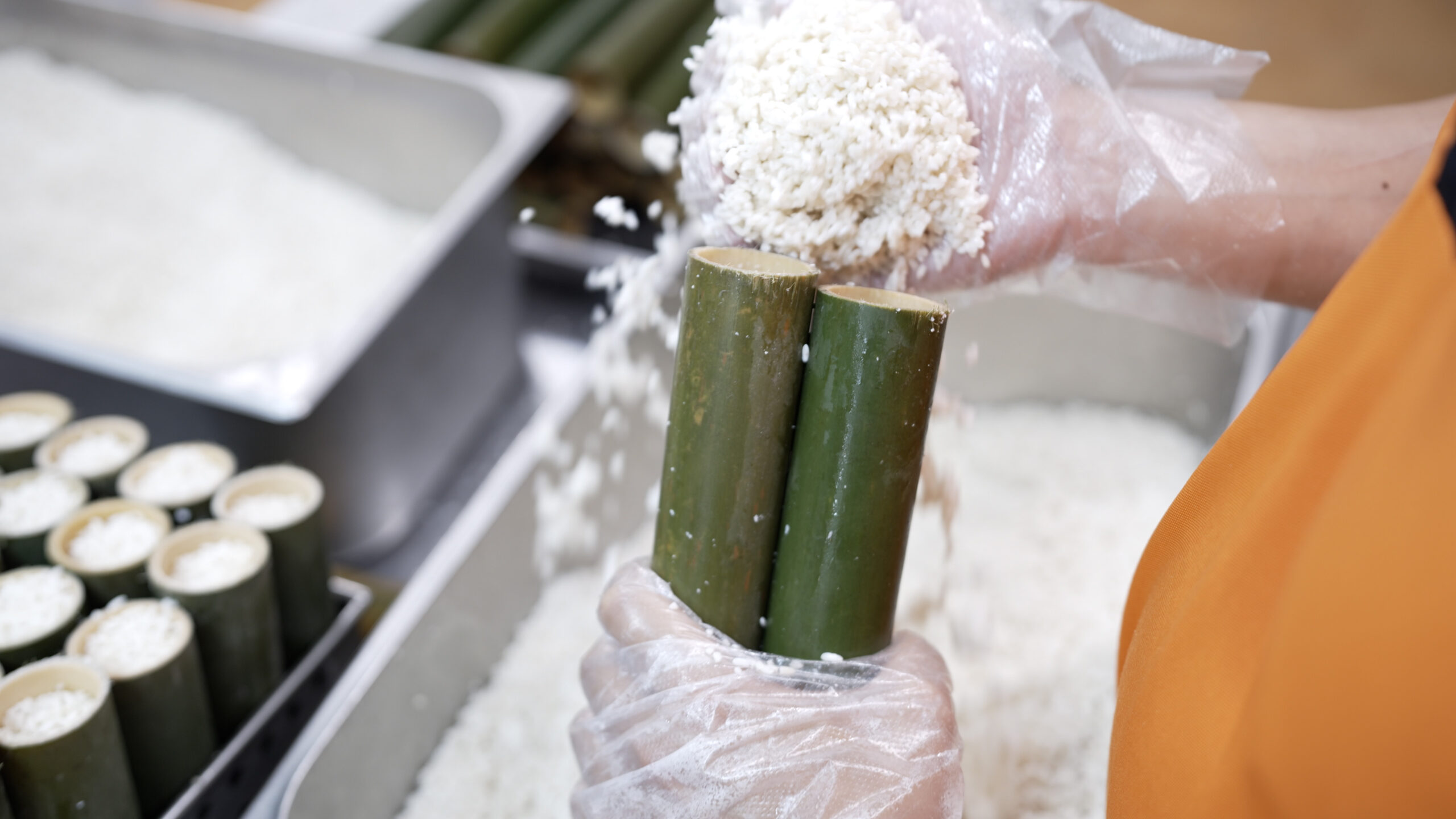 Cơm lam Tây nguyên được làm từ nếp bỏ vào ống tre