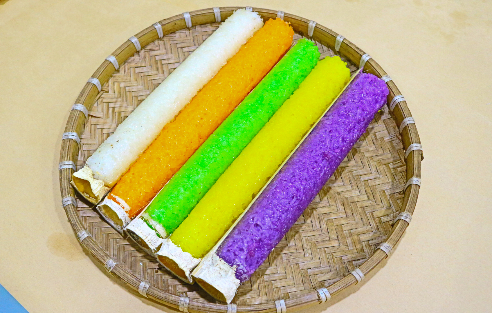 Cơm lam ngũ sắc dẻo thơm, phù hợp bán quán nướng