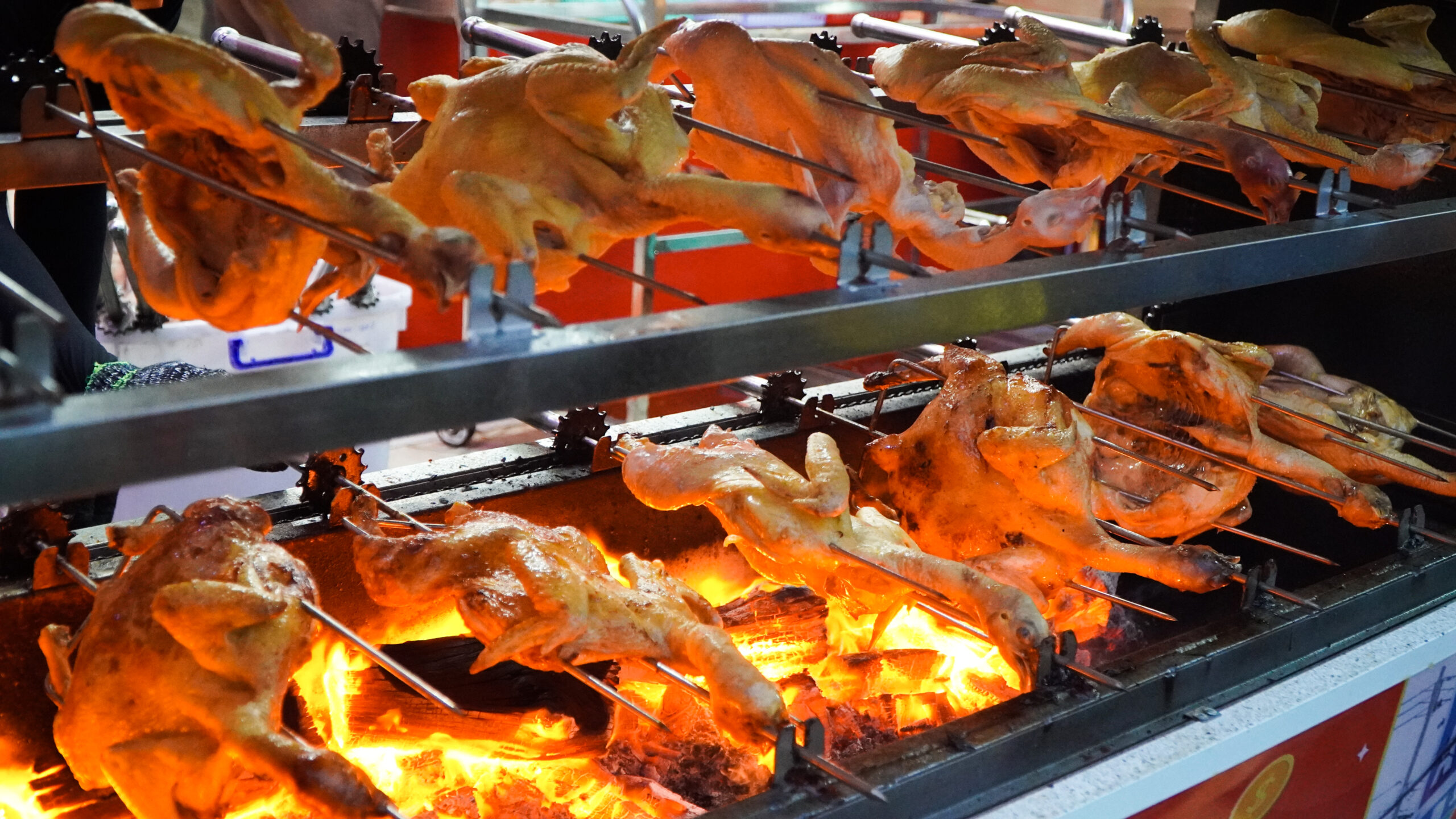 nhu cầu sử dụng gà tươi nguyên con ngày một tăng cao