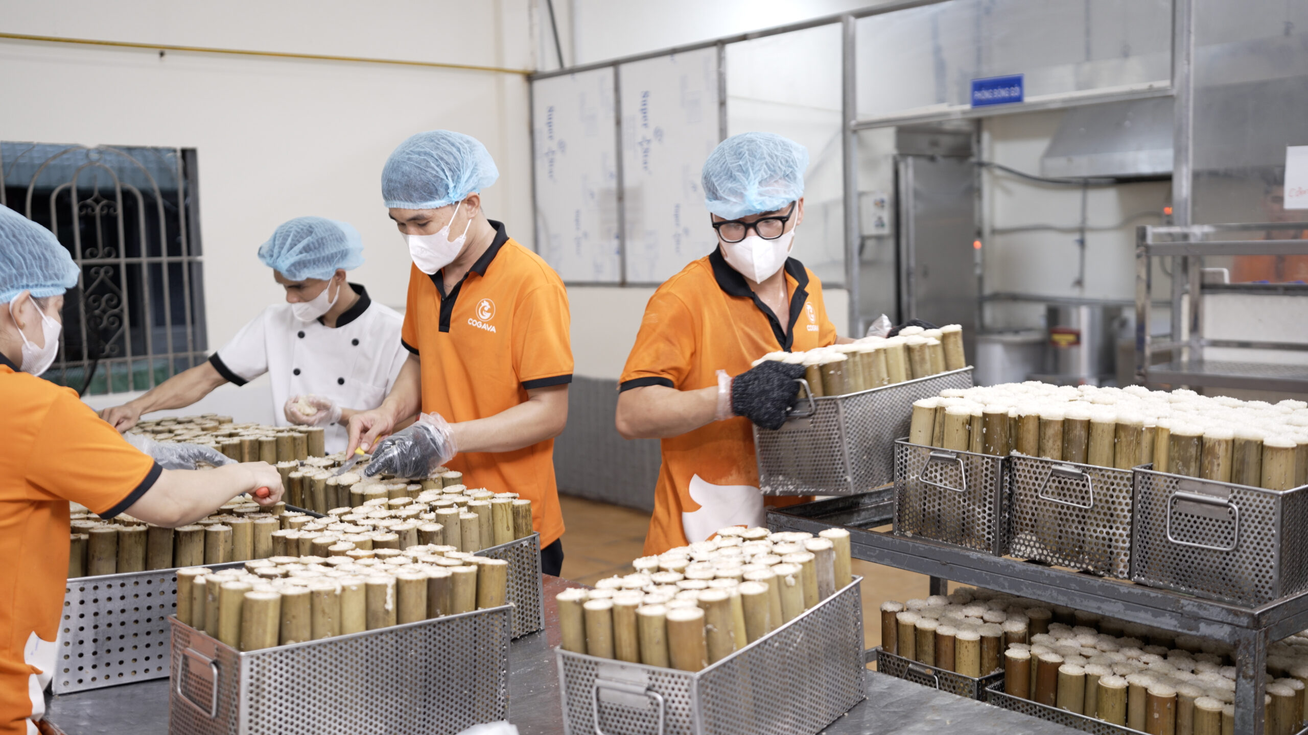 Bếp trung tâm COGAVA sản xuất cơm lam số lượng lớn mỗi ngày