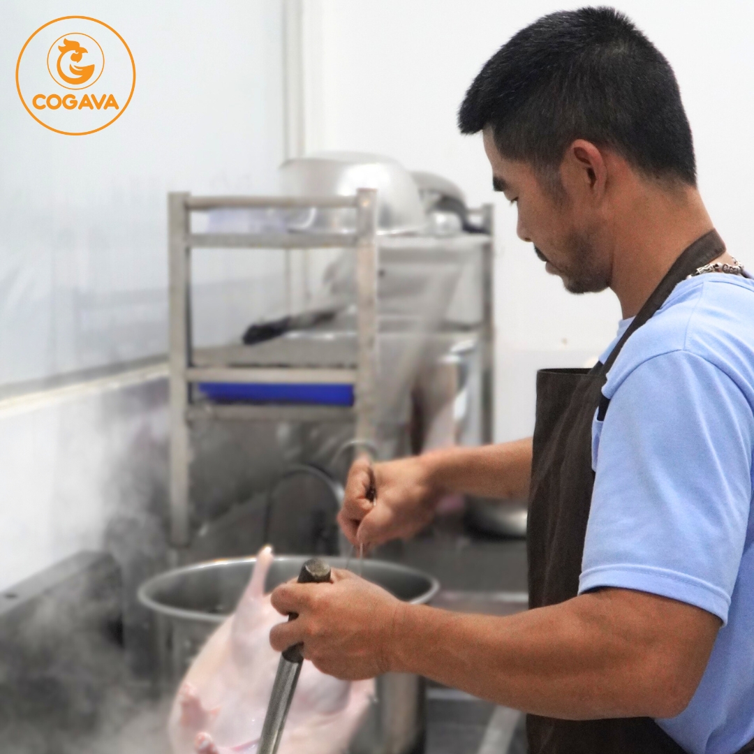 Học viên đang thực hành tạo hình, tắm vịt Tỳ Bà