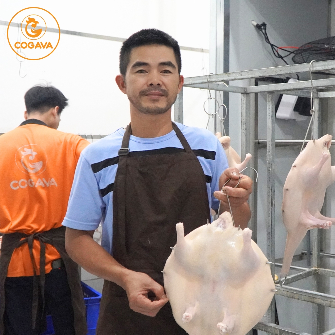 Học viên bên cạnh thành phẩm vịt Tỳ Bà