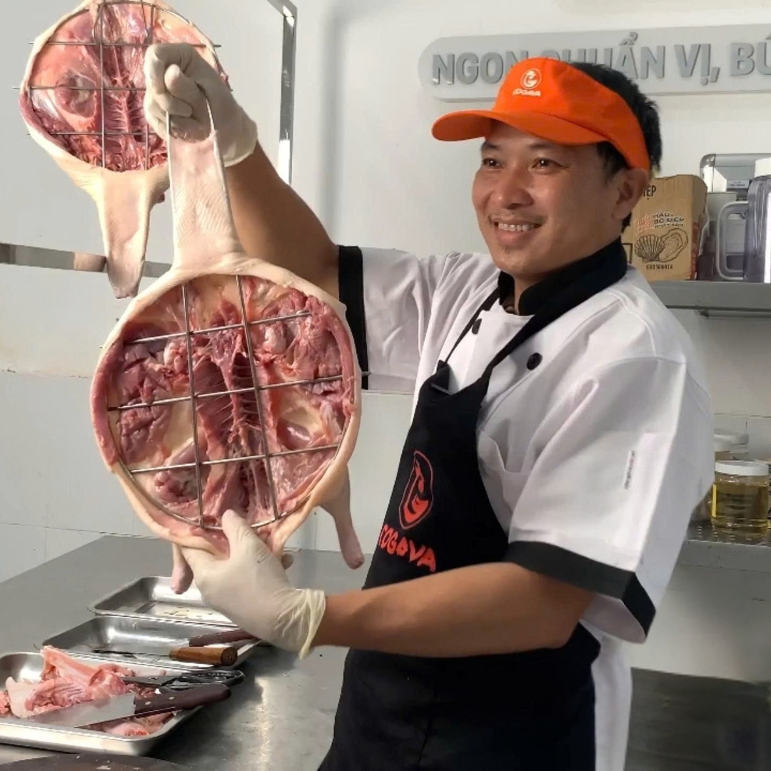 Đầu bếp hướng dẫn cách tạo hình Vịt Tỳ Bà cho học viên