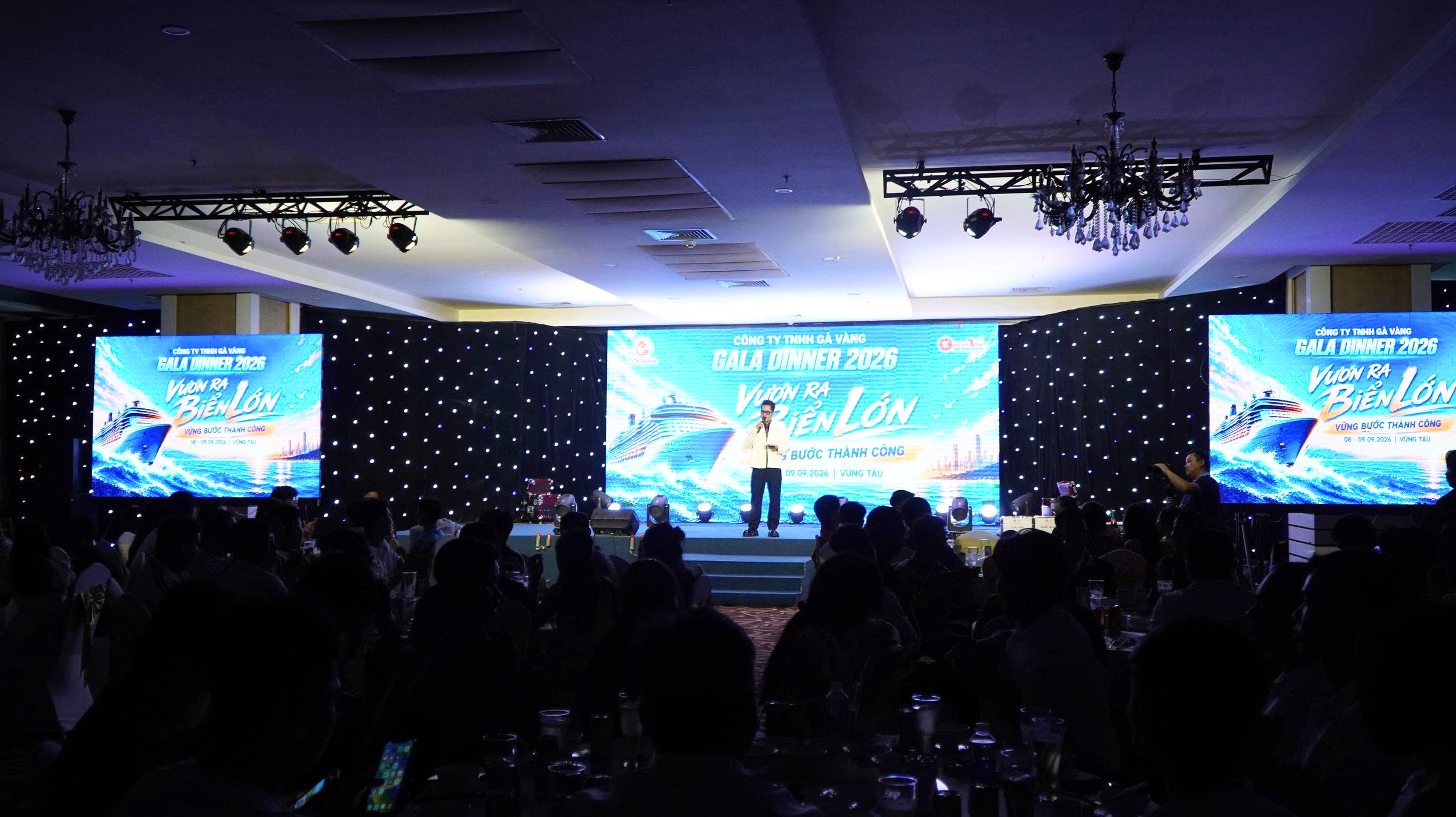 Đêm Gala Dinner với chủ đề "Vươn ra biển lớn" với sự dẫn dắt duyên dáng của MC Đinh Thế Cường